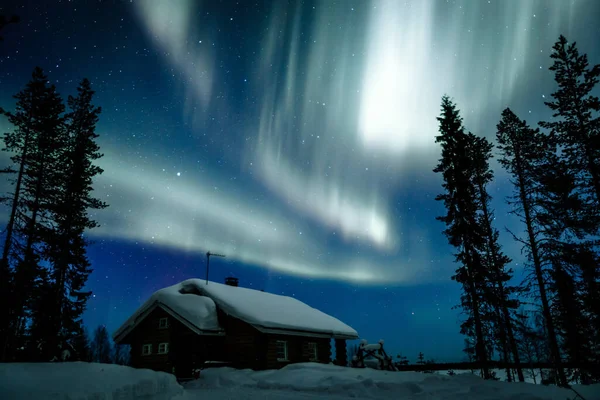 Északi Fények Aurora Borealis Tevékenység Felett Faház Télen Finnország Lappföld — Stock Fotó