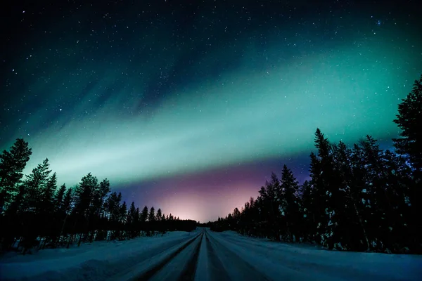 Northern Lights Aurora Borealis Atividade Sobre Estrada Inverno Finlândia Lapônia — Fotografia de Stock
