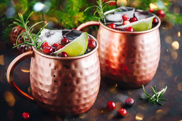 Moskauer Maultiercocktail Mit Preiselbeeren Und Limette Kupferbechern Weihnachten — Stockfoto