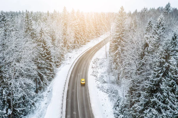 Vista Aérea Carretera Invierno Con Coche Árboles Cubiertos Nieve Bosque —  Fotos de Stock
