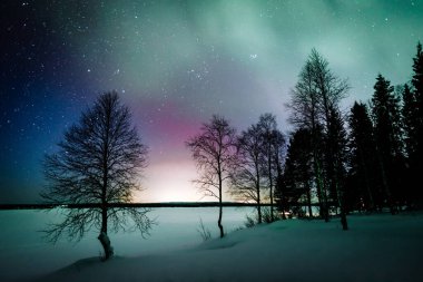 Kuzey Işıkları Aurora Borealis kışın göl üzerinde etkinlik gösterir Finlandiya, Laponya