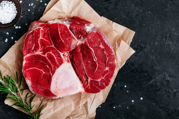 Raw Beef Steak Osso Bucco Kalfsschenkel Donkere Achtergrond Kopieerruimte Bovenaanzicht — Stockfoto