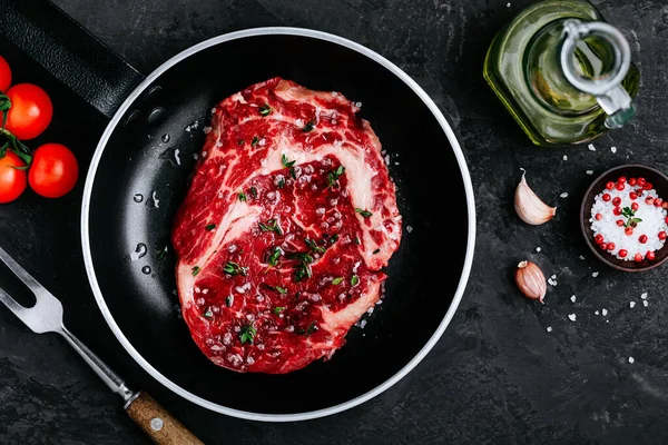 Fresh Raw Rib Eye Steak Koekenpan Donkere Stenen Ondergrond Bereid — Stockfoto