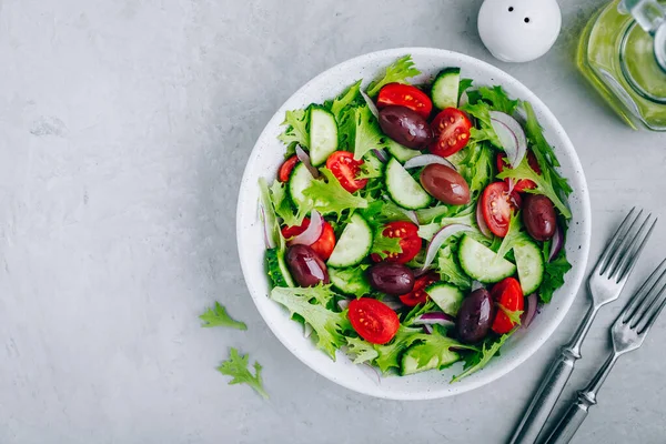 Salade Verte Saine Avec Tomate Fraîche Concombre Oignon Rouge Olives — Photo