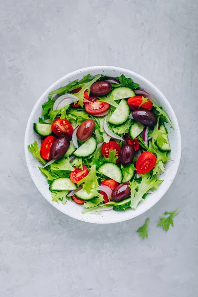 Taze Domatesli Sağlıklı Yeşil Salata Salatalık Kırmızı Soğan Zeytin Gri — Stok fotoğraf