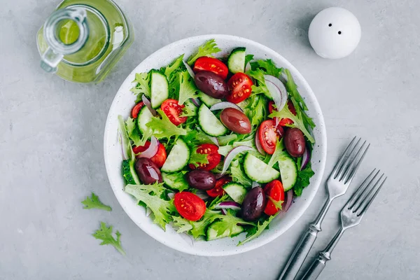 Salade Verte Saine Avec Tomate Fraîche Concombre Oignon Rouge Olives — Photo