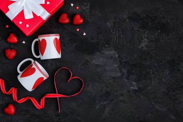 Fondo San Valentín Con Dos Tazas Caja Actual Cinta Roja — Foto de Stock