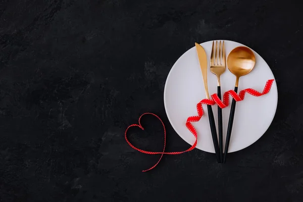 Valentine Day Table Setting Plate Gold Knife Fork Spoon Red — Stock Photo, Image