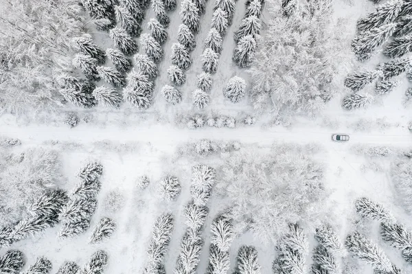 Vista Aérea Carretera Con Coche Invierno Conducción Coches Nieve Bosque —  Fotos de Stock