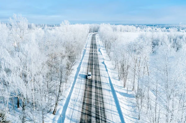 Flygfoto Vintervägen Med Bil Och Snötäckta Träd Vinterlandskap — Stockfoto