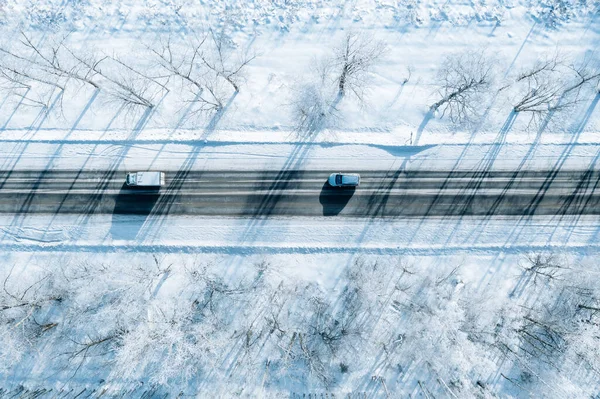 Luftaufnahme Der Winterstraße Mit Einem Auto Und Schneebedeckten Bäumen Winterlandschaft — Stockfoto