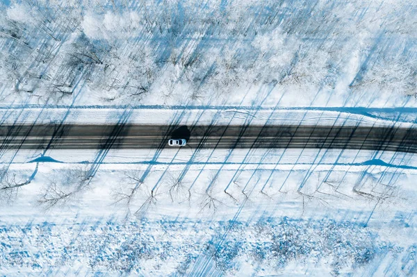 Luchtfoto Van Winterweg Met Een Auto Besneeuwde Bomen Winterlandschap — Stockfoto