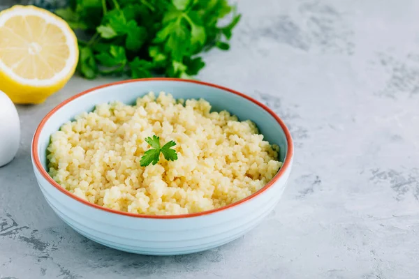 Couscous Cocido Cuenco Cerámica Azul Sobre Mesa Enfoque Selectivo Espacio —  Fotos de Stock