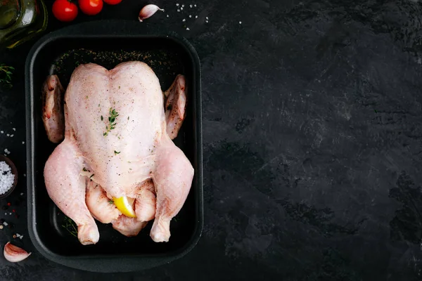 Celé Syrové Kuře Připraveno Vaření Volný Výběh Organické Kuře Tmavém — Stock fotografie