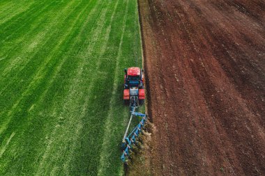 İlkbaharda Traktör Pulluk Alanının Hava Görünümü
