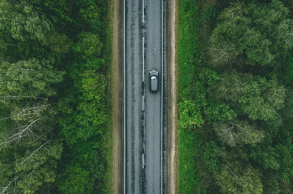 緑豊かな夏の森とトウモロコシ畑を車で走る田舎道の空中風景 — ストック写真