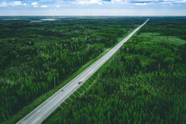 Luchtfoto Van Tolweg Snelweg Met Auto Vrachtwagens Door Groen Zomerwoud — Stockfoto