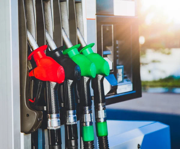 Bunte Zapfsäulen Der Tankstelle — Stockfoto