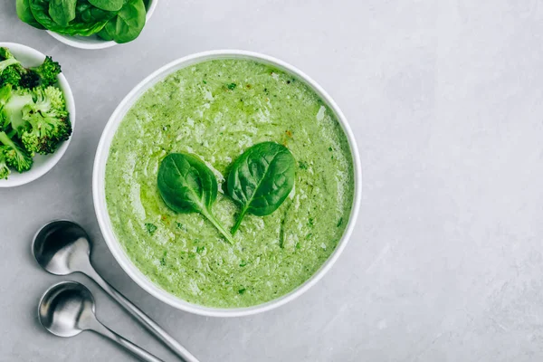 Zuppa Verde Spinaci Cremosi Broccoli Sfondo Grigio Cemento Cibo Sano — Foto Stock