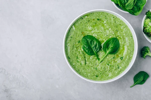 Zuppa Verde Spinaci Cremosi Broccoli Sfondo Grigio Cemento Cibo Sano — Foto Stock