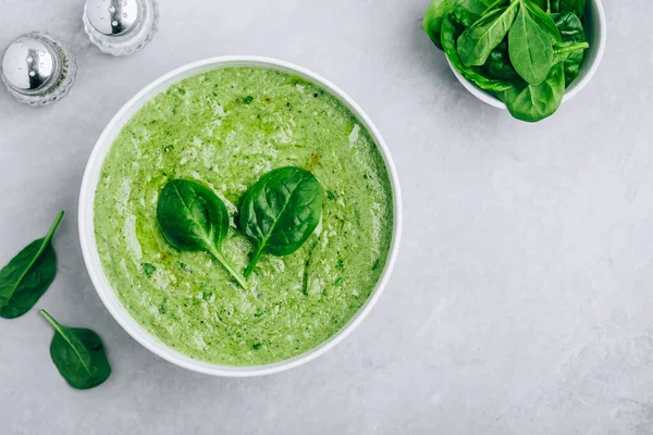 Minestra Spinaci Cremosa Verde Uno Sfondo Grigio Cemento Cibo Sano — Foto Stock