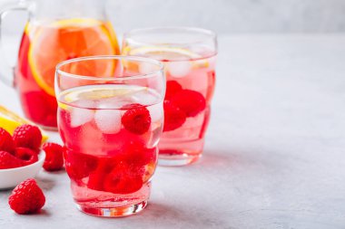 Ahududu limonlu buzlu içecek. Yaz kokteyli ya da limonata.