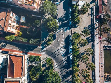 Yol, evler, binalar, parklar ve otoparklarla İtalyan kasabasının deniz manzarası..