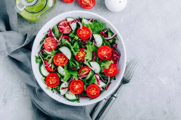 Saladier Vert Avec Tomates Concombres Oignons Rouges Radicchio Laitue Fraîche — Photo