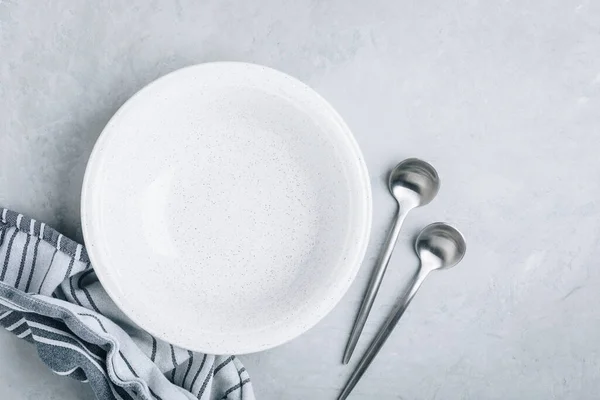 Empty Plate Bowl Spoons Linen Napkin Gray Stone Concrete Background — Stock Photo, Image