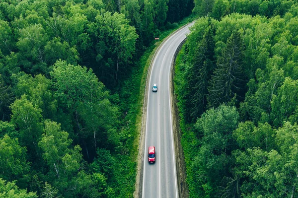 Luchtfoto Van Gebogen Landweg Met Auto Vrachtwagen Groene Zomer Bossen — Stockfoto