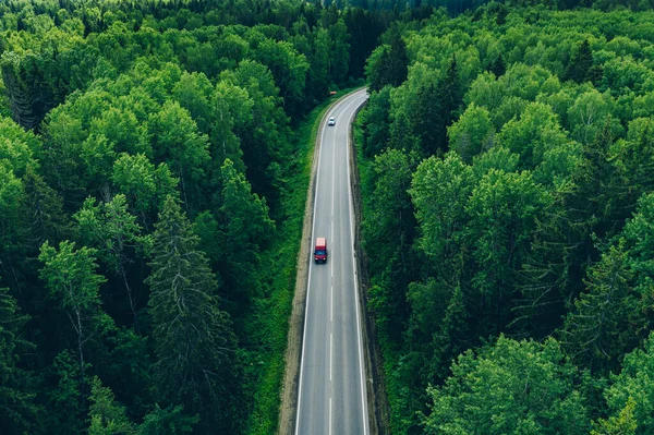 Luchtfoto Van Gebogen Landweg Met Auto Vrachtwagen Groene Zomer Bossen — Stockfoto