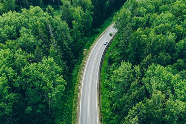 Vista Aérea Carretera Rural Curva Con Coches Camiones Verdes Bosques — Foto de Stock