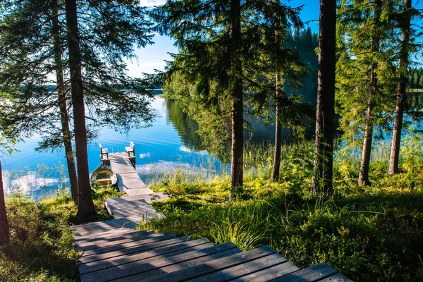 木製の桟橋夏の青い湖の上に休息のためのベンチフィンランド — ストック写真