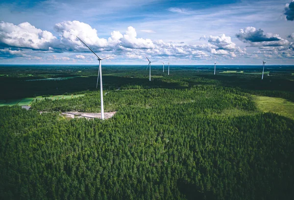 Wiatraki Widok Lotu Ptaka Zielone Letnie Lasy Finlandii Elektryczne Turbiny — Zdjęcie stockowe