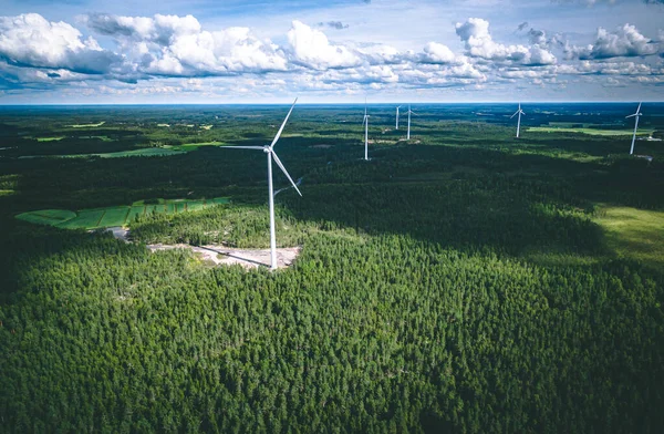 Wiatraki Widok Lotu Ptaka Zielone Letnie Lasy Finlandii Elektryczne Turbiny — Zdjęcie stockowe