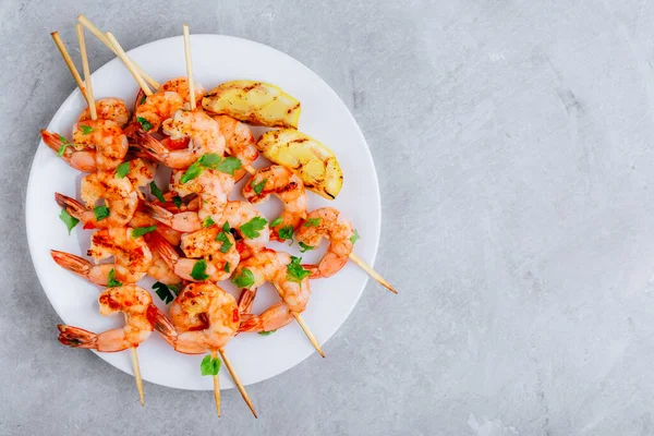 Grillade Lemon Shrimp Skewers Platta Grå Sten Bakgrund Ovanifrån Med — Stockfoto