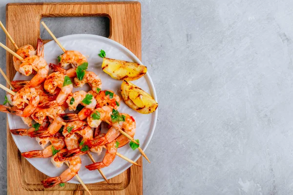 Grillade Lemon Shrimp Skewers Platta Grå Sten Bakgrund Ovanifrån Med — Stockfoto