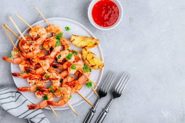 Grillade Lemon Shrimp Skewers Platta Grå Sten Bakgrund Ovanifrån Med — Stockfoto