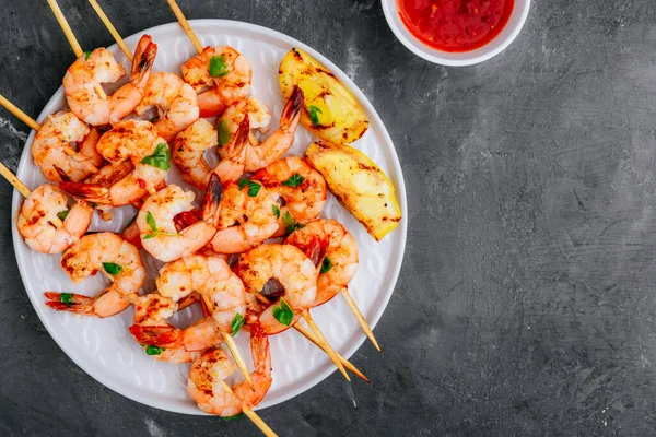 Grilled Lemon Shrimp Skewers Plate Gray Stone Background Top View — Stock Photo, Image