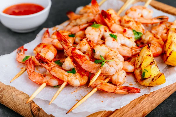 Grilled Lemon Shrimp Skewers Plate Gray Stone Background Close — Stock Photo, Image