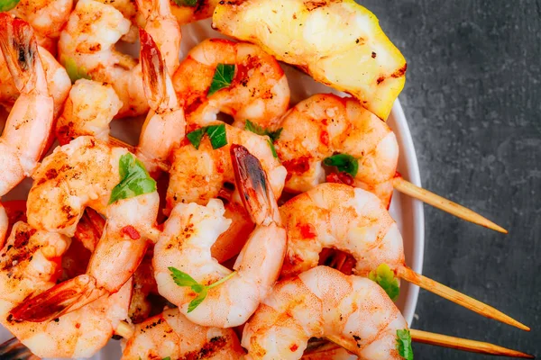 Grillade Lemon Shrimp Skewers Plattan Grå Sten Bakgrund Närbild Ovanifrån — Stockfoto