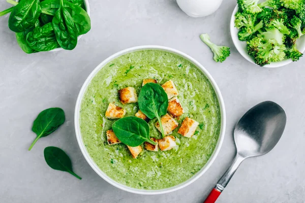 Groene Roomsoep Spinazie Broccoli Romige Soep Met Croutons Grijze Stenen — Stockfoto