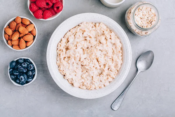 Desayuno Saludable Con Avena Gachas Avena Con Arándanos Fresas Almendras — Foto de Stock