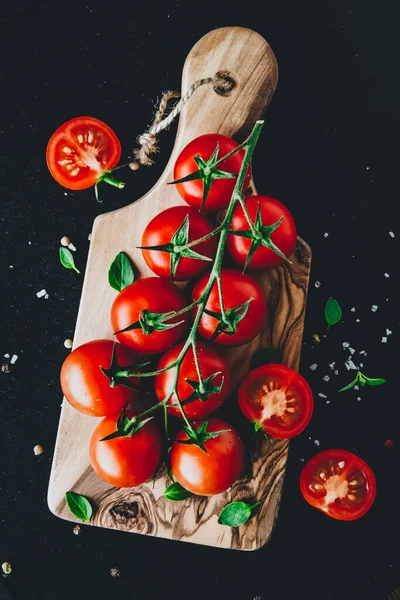 西红柿 甜成熟的有机樱桃西红柿在木板上的枝条上 — 图库照片