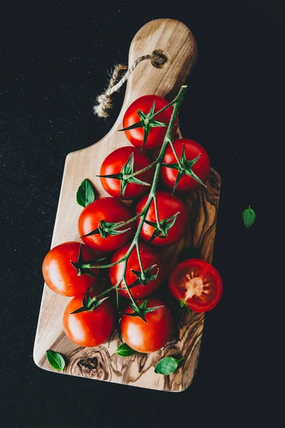 Tomates Tomates Cereja Orgânicos Maduros Doces Ramo Tábua Corte Madeira — Fotografia de Stock