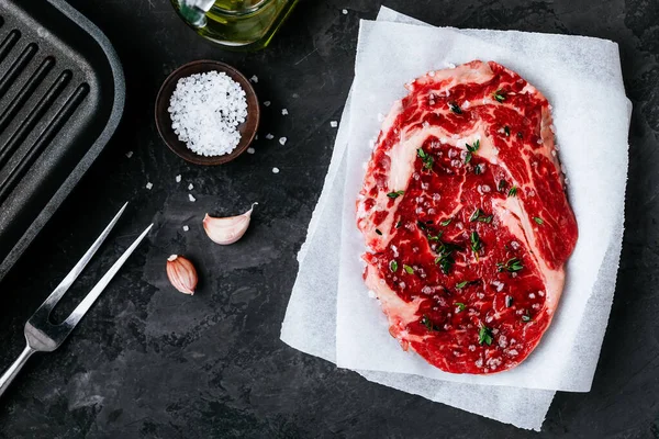 Bistecca Vitello Crudo Carta Con Sale Timo Fondo Cemento Scuro — Foto Stock