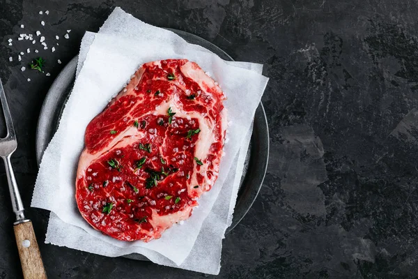 Rauwe Rundvlees Biefstuk Een Papier Met Zout Tijm Donkere Steen — Stockfoto