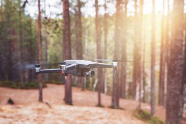Sonbahar ormanlarında uçan kameralı modern Drone.