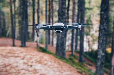 Sonbahar ormanlarında uçan kameralı modern Drone.