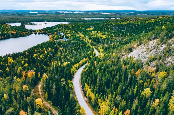 Luchtfoto Van Landweg Geel Oranje Herfstbos Met Blauw Meer Finland — Stockfoto